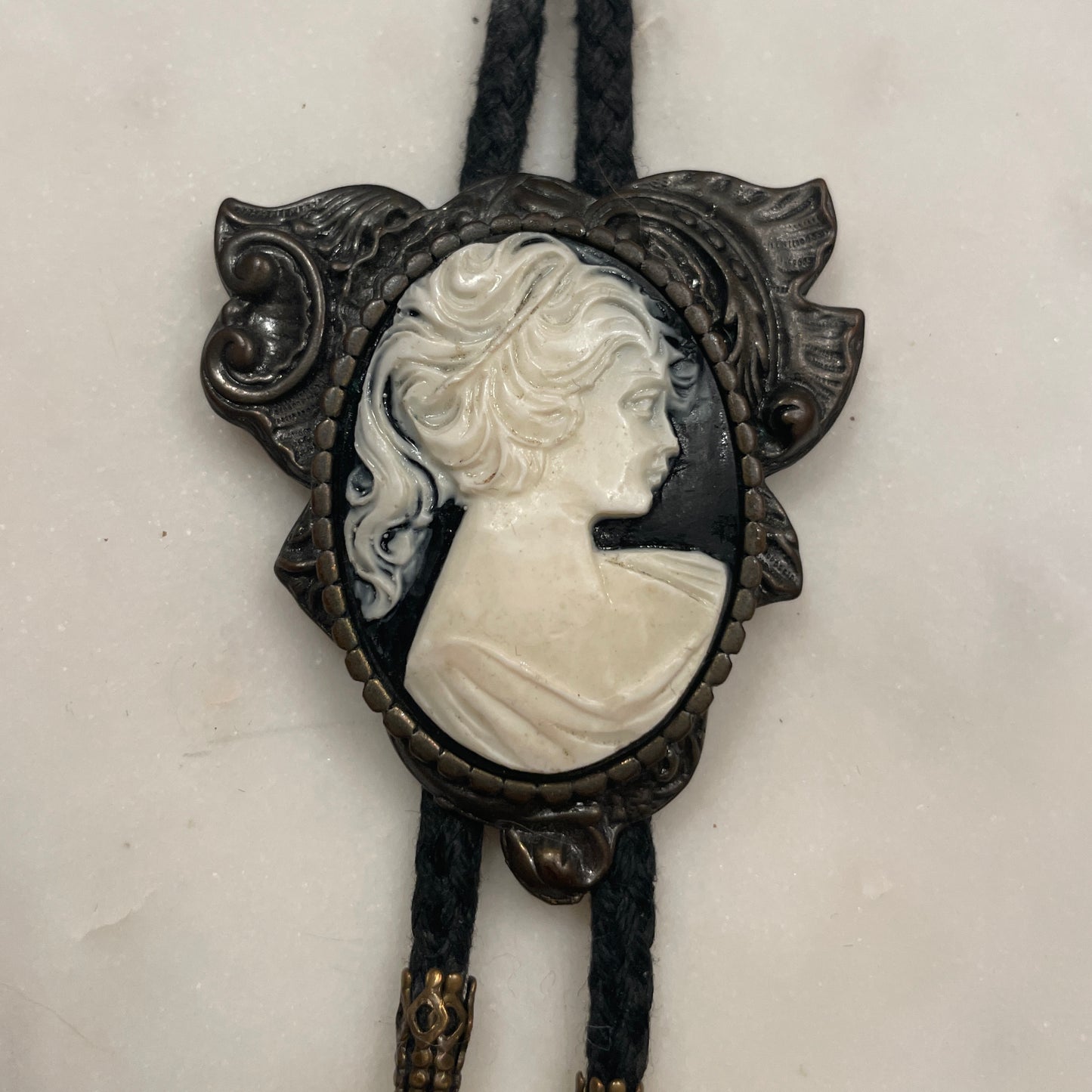 Faux Cameo Bolo