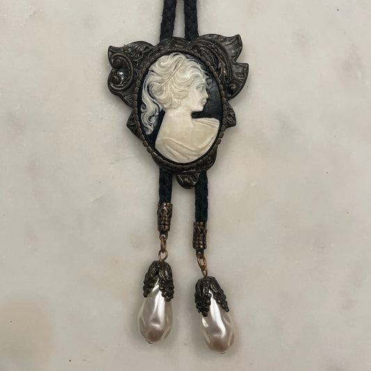 Faux Cameo Bolo