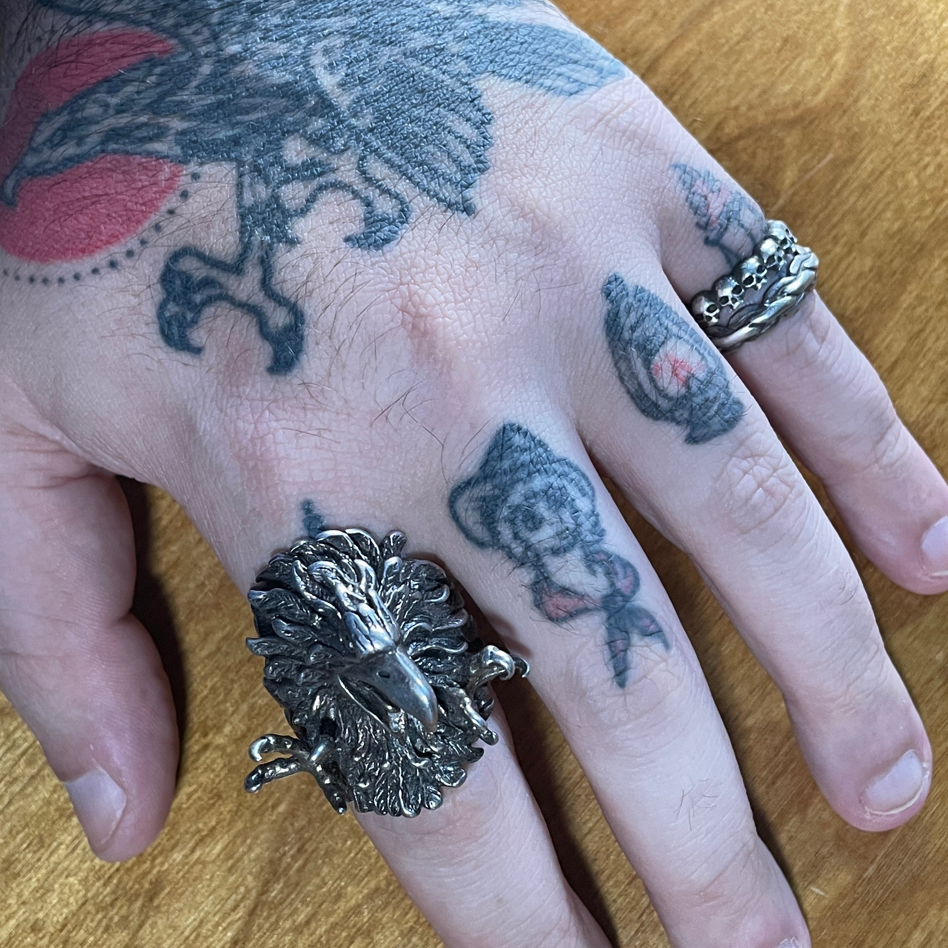 Tattoo uploaded by Filipe Lopes • Finger tattoos by Dave #tattoodo  #TattoodoApp #tattoodoBR #mini #minitattoo #tinytattoo #colorida #colorful  #caveira #skull #adaga #dagger #ancora #anchor #barco #ship #coração #heart  #aguia #eagle #tigre #tiger #